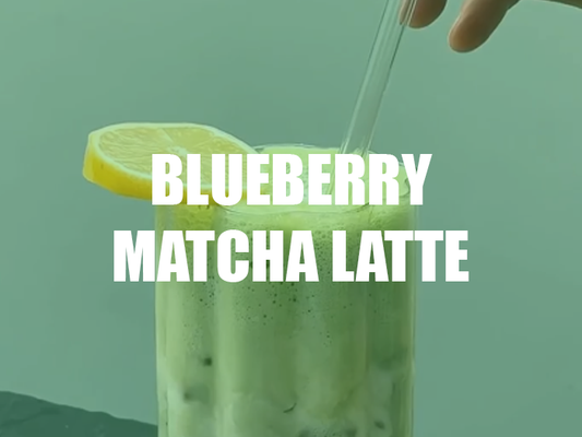 Borovničev matcha latte z limonino hladno peno